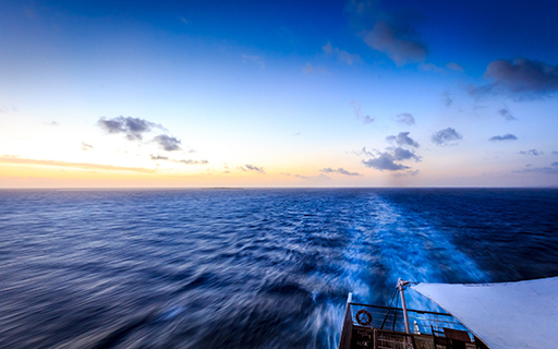 stockvault-boat-going-fast186431